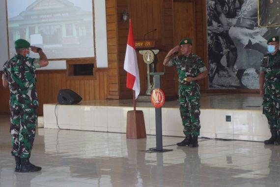 Kolonel Hamim Tohari Serahkan Tugas dan Jabatan Kasrem Kepada Danrem 174 Merauke - JPNN.COM