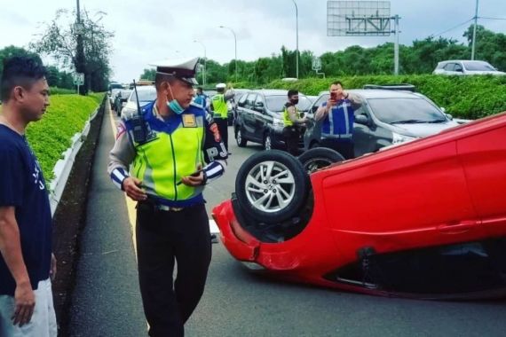 Honda Jazz Terbalik di Tol Sedyatmo, Ini Penyebabnya, Jangan Ditiru Ya - JPNN.COM