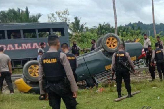 Mobil Sabhara Kecelakaan, 3 Polisi Terluka  - JPNN.COM