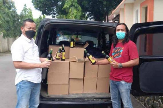 Polisi Sita Ratusan Botol Miras dari Minibus, Milik Siapa? - JPNN.COM