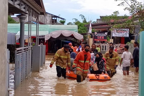 Alamak, Banjir Menerjang Saat Resepsi Pernikahan, Pengantin Baru Dievakuasi Tim SAR - JPNN.COM
