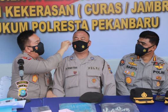 Aksi Bripka Oktavianus Bikin Bangga Polri, Irjen Iqbal Siap Memberi Surat Sakti - JPNN.COM