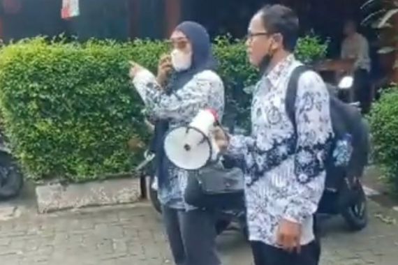 KemenPAN-RB Turun Tangan Menyikapi Pemberhentian Ketum Guru Honorer, Bu Heti Terus Berjuang - JPNN.COM