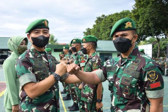 9 Prajurit TNI Dari Yonif 714/SM Mendapat Kenaikan Pangkat Luar Biasa - JPNN.COM