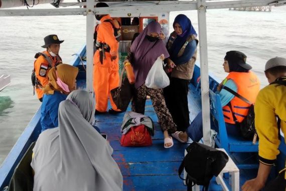 Mesin Kapal Mati, Tim Penyuluh Covid-19 Konawe Terombang-ambing di Tengah Laut - JPNN.COM