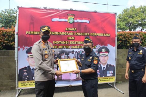 Selamat, 3 Kantor Bea Cukai Ini Terima Penghargaan - JPNN.COM