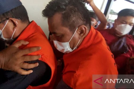 10 Anggota DPRD Ini Dibawa ke Rutan Pakjo dengan Tangan Diborgol - JPNN.COM