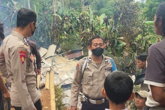 Ditinggal Menjemput Anak ke Sekolah, Rumah Yunus Terbakar - JPNN.COM