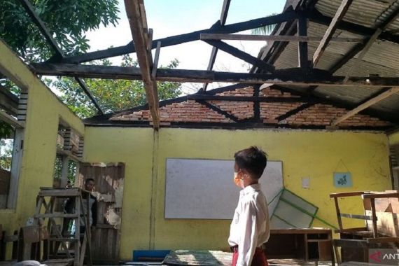 Maling Enggak Punya Otak, Atap Sekolah pun Dicuri - JPNN.COM