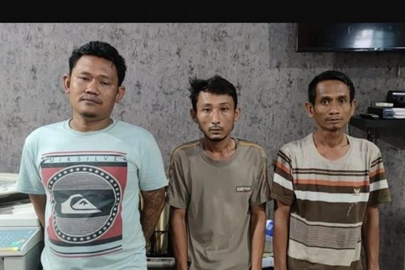 Rakyat Lagi Susah, 3 Pria Ini Malah Menggelapkan Ribuan Minyak Goreng Kemasan, Jahat! - JPNN.COM