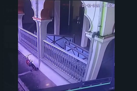 Kayu Jati Pembatas Saf Salat Bergerak Sendiri di Siang Hari, Terekam CCTV - JPNN.COM