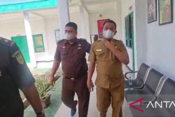 Camat Muara Bangkahulu Dijemput Tim Kejari Bengkulu, Masih Pakai Baju Dinas - JPNN.COM