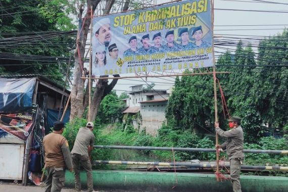 Baliho Bergambar Habib Rizieq Shihab di Bekasi Diturunkan Satpol PP, Lihat Fotonya - JPNN.COM