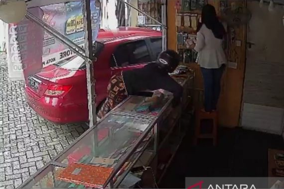 Ibu Ini Lihai Sekali Menggasak 4 HP Sekaligus, Aksinya Terekam CCTV, Lihat - JPNN.COM