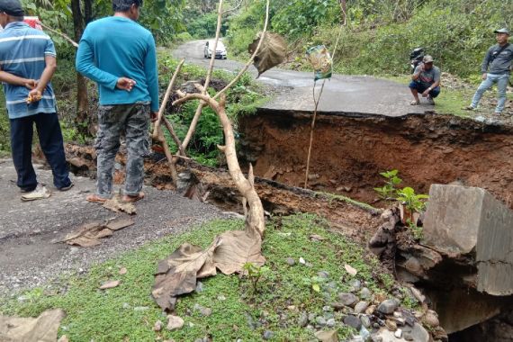 Gawat, Jalan Penghubung 2 Kecamatan di Kabaena Terputus - JPNN.COM