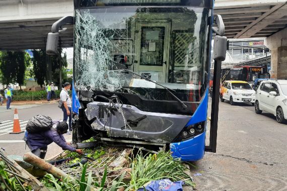 Bus Transjakarta Tabrak Separator Jalan di Jakarta Timur, Begini Kronologinya - JPNN.COM