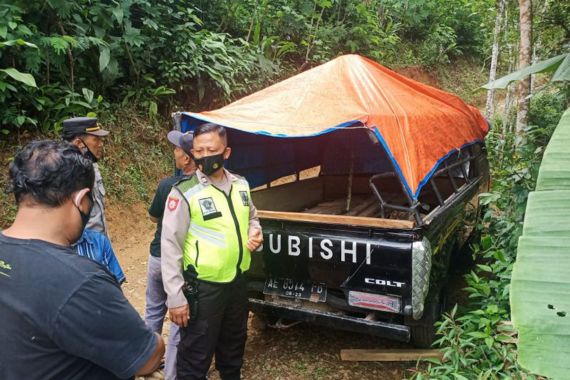 Mobil Berpenumpang 20 Orang Ini Terguling di Trenggalek, Begini Kejadiannya - JPNN.COM