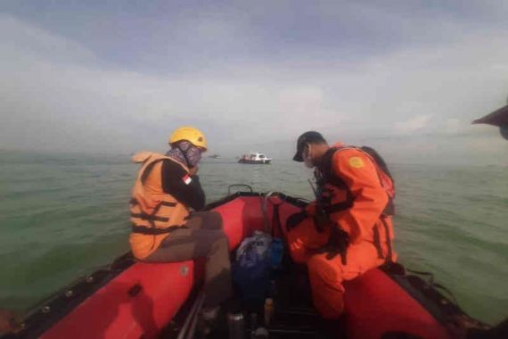 Perahu Bocor dan Tenggelam, Nelayan Indramayu Hilang, Tim SAR Sisir Lokasi - JPNN.COM