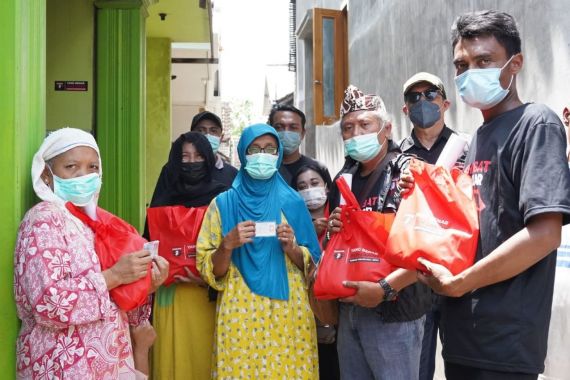 Sahabat Ganjar Bagi-bagi Sembako di 3 Kota Ini Secara Serentak - JPNN.COM