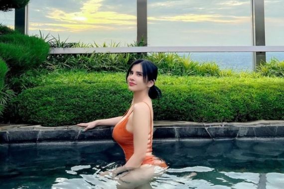 Maria Vania Berbikini Oranye di Kolam Renang, Cantik Sekali - JPNN.COM