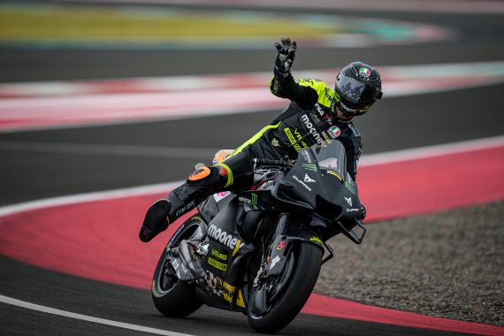 Hasil Tes MotoGP 2022 Hari Kedua: Adik Rossi Memimpin di Bawah Tekanan Marquez - JPNN.COM
