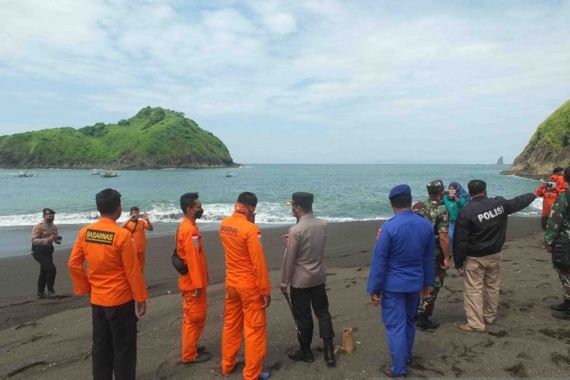 20 Orang Terseret Arus Pantai Payangan Jember, Ada yang Meninggal Dunia - JPNN.COM