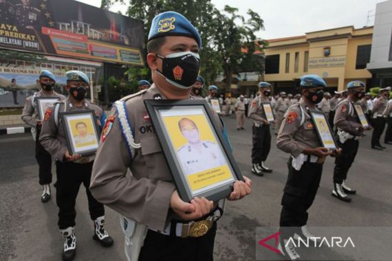 Polrestabes Surabaya Pecat 12 Polisi, Foto Mereka Dipajang, Lihat Tuh - JPNN.COM