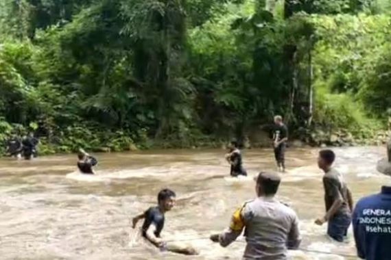 Puluhan Orang Terjebak Banjir di Tempat Wisata, Bhabinkamtibmas Bereaksi, Lihat - JPNN.COM