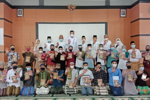 Balai Rehabilitasi Narkoba BNN Makassar Diberi Mushaf Al-Qur'an, Semoga Tekun Membacanya - JPNN.COM