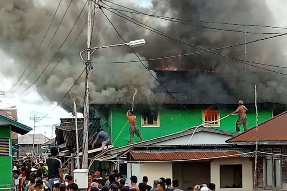 Kebakaran Melanda Kantor Desa Dalam Selimbau - JPNN.COM