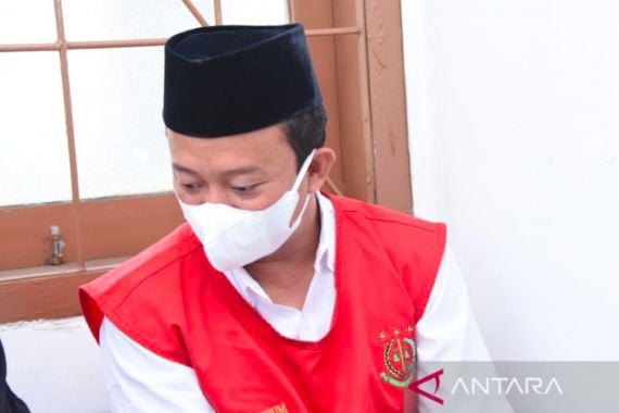 Herry Wirawan Pemerkosa 13 Santriwati Dihadirkan Langsung di Sidang Vonis Besok - JPNN.COM