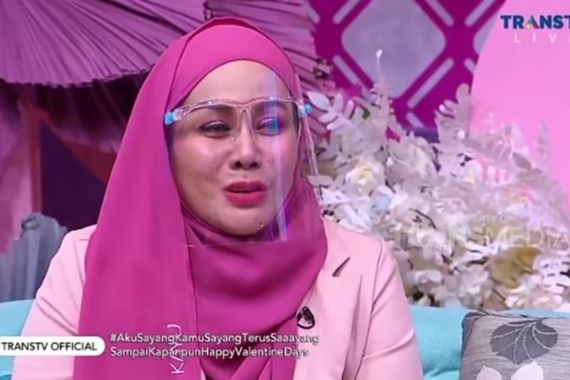 Sambil Menangis, Mak Vera Bantah Ambil Uang Olga Syahputra - JPNN.COM