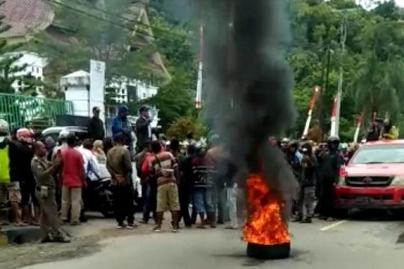 Unjuk Rasa Ratusan Petani di Kantor Bupati Enrekang Sempat Ricuh, Pintu Pagar Dirusak - JPNN.COM