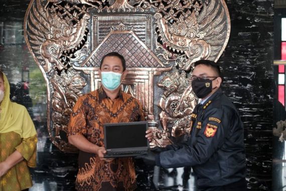 Bea Cukai Tanjung Emas Menghibahkan Ratusan Unit Laptop ke Pemkot Semarang - JPNN.COM