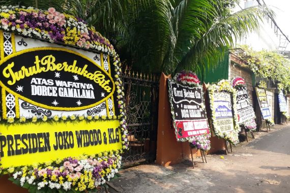 Karangan Bunga Memenuhi Rumah Dorce Gamalama, Lihat Siapa yang Mengirim - JPNN.COM