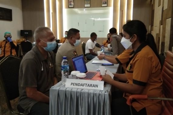 Pelaku Pariwisata di Kupang Menjalani Vaksinasi Covid-19 - JPNN.COM