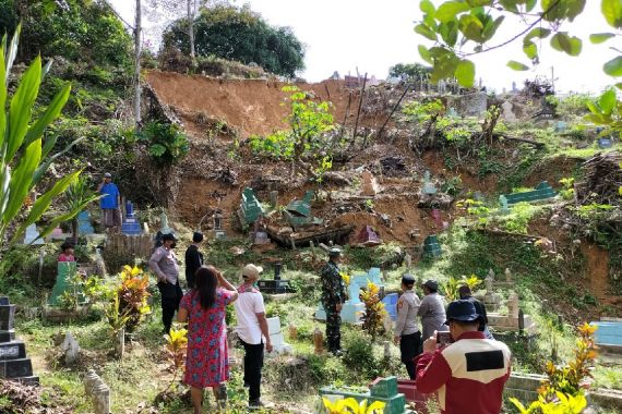 Ratusan Makam di Samarinda Porak-poranda Akibat Tanah Longsor - JPNN.COM