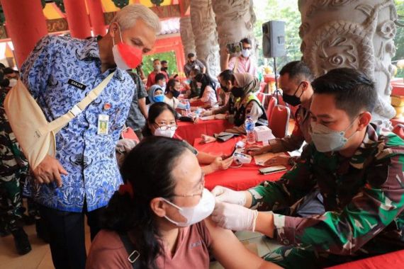 Apresiasi Capaian Vaksinasi di Jateng, Jokowi: Terima Kasih Bapak Gubernur  - JPNN.COM