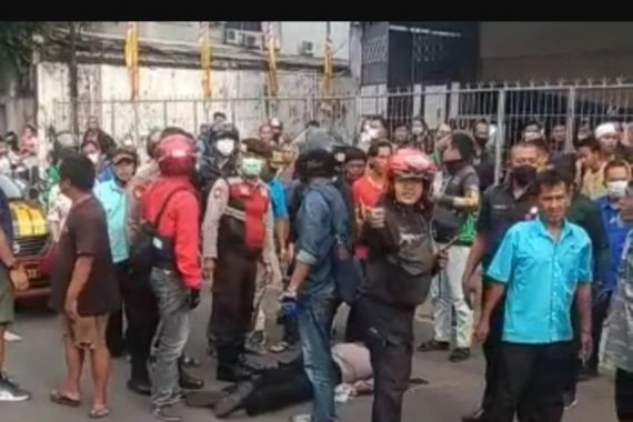 Sempat Menyetop Bus TNI, Pria Berseragam Polisi Lompat dari Angkot, Siapa Dia? - JPNN.COM