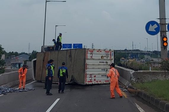 Viral, Truk Terguling di Tol dan Menutup Jalan, Polisi Langsung Turun Tangan - JPNN.COM