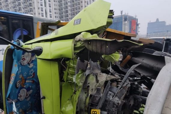 Truk Menabrak Pembatas Jalan Akibat Sopir Tidak Konsentrasi, Lihat Fotonya - JPNN.COM