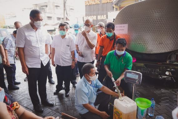 Sidak ke Pasar Surabaya, Mendag: Distribusi Minyak Goreng Harus Cepat dan Masif   - JPNN.COM