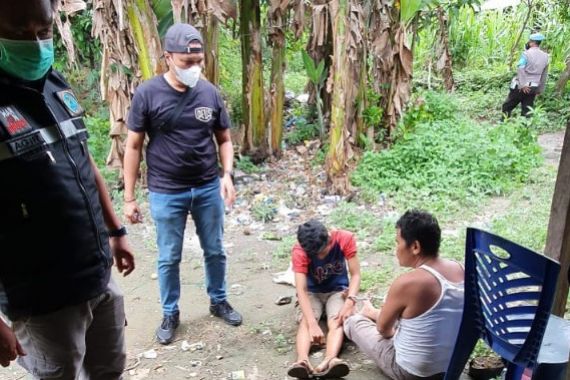 Desa Pisang Pala Digerebek, 5 Pria Ini Tak Berkutik Saat Dikepung Polisi, Lihat Tuh - JPNN.COM