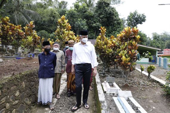 Kunjungi Ponpes Sukawarah, Ganjar Sempatkan Ziarah ke Makam Kiai Hisyam - JPNN.COM