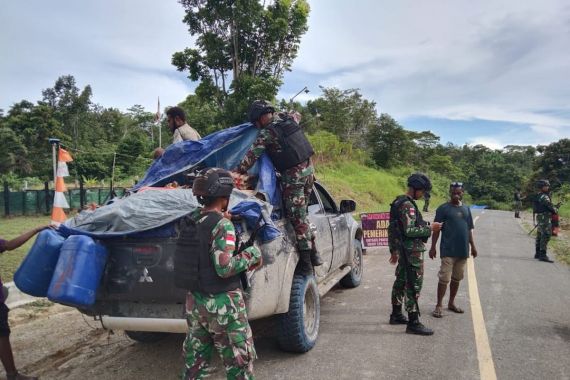 Menjaga Stabilitas Keamanan, Satgas Yonif 126/KC Gelar Sweeping di Perbatasan - JPNN.COM