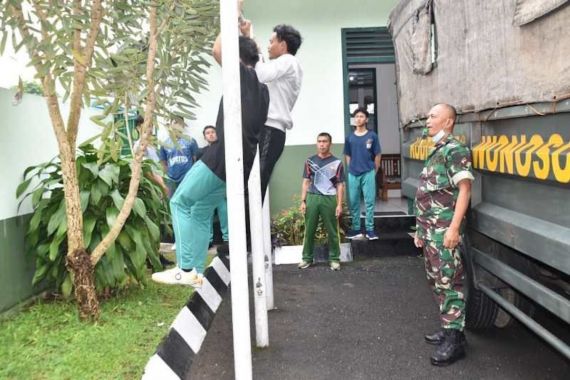 Lihat Nih, Santri yang Pengin jadi TNI Mendapat Pembinaan Fisik dari Kodim Wonosobo - JPNN.COM