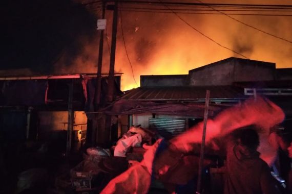 102 Kios di Pasar Gembong Balaraja Terbakar, Ini Penyebabnya - JPNN.COM