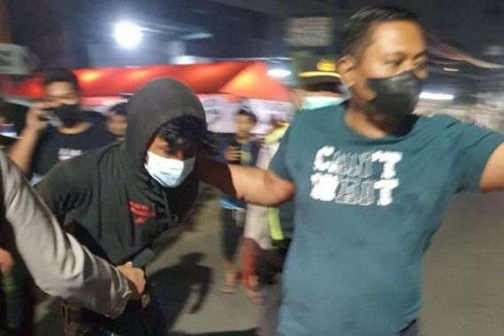 2 Pemuda Diadang Polisi, Berupaya Menerobos, Celurit di Pantatnya, Ngeri - JPNN.COM