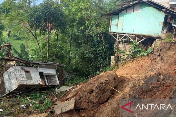 Longsor di Campaka Cianjur, 1 Rumah Ambruk - JPNN.COM