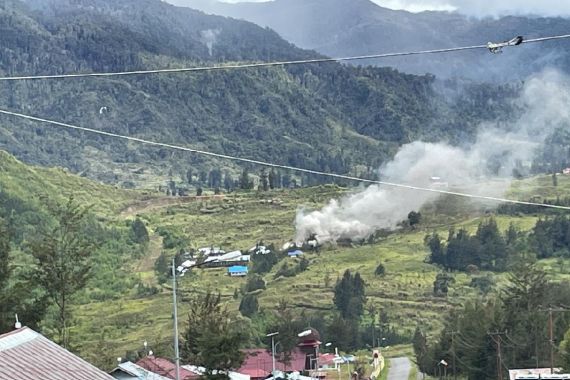 KKB Tembaki Aparat Lalu Membakar Rumah Warga, Kantor Koramil Diberondong Peluru - JPNN.COM